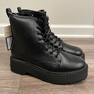 BNWT Memory foam combat boots black platform